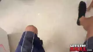 انتصاب مزلّق يحصل على فم مبتل ومتوحش