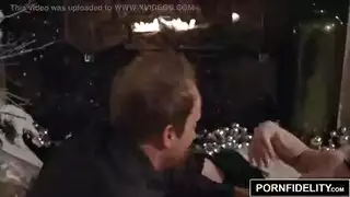 سكس منتصف الليل: سمراء ساخنة تتوسل للقذف في مهبلها المبلل