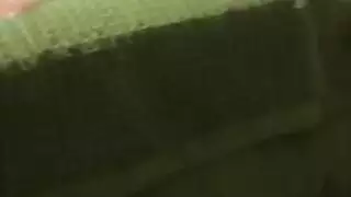 عاهرة تنورة النايلون تحرك إصبعها في كسها المبلل وهي ترتدي الكعب