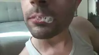 قضيب أسود كبير يمزق فرج نجمة إباحية داني يبتسم بنشوة