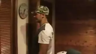 رجال أكبر سناً يمارسون الجنس الجماعي مع متحولة جنسياً