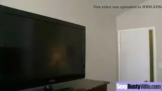 سيدة ناضجة ذات أثداء ضخمة تظهر لشاب خجول كيفية التعامل مع قضيب قوي