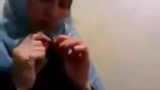 ربة منزل محجبة تشتهي تأخذ قضيبًا كبيرًا خلف ظهر زوجها