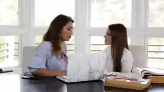 جنس سحاقي ساخن للمعلمة: تلحس كس الطالبة حتى النشوة