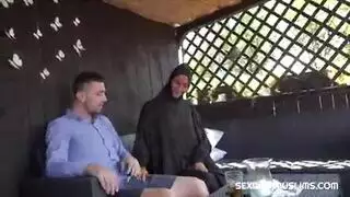 زنا محجبة: زوجة شهية تستسلم لمدير تنفيذي أوروبي