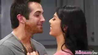 زوجة طباخة مثيرة تمص قضيباً قبل وضعية كلابية خشنة