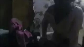 الجار يملأ مؤخرة الفتاة المحجوبة الضيقة بالسائل المنوي الساخن