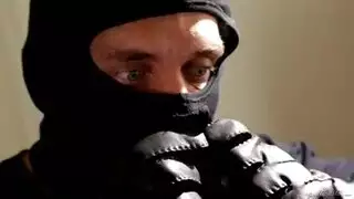 متسلل منزلي يضاجع شقراء بمؤخرة ممتلئة بوضعية الكلب