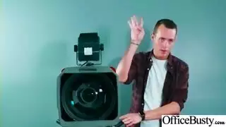 مقدمة ذات أثداء كبيرة تمارس الجنس للوصول إلى وقت الذروة