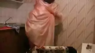 روسي سكران يملأ خالته بمنيه على أرضية المطبخ