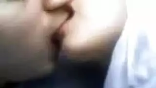 رجال يبوس رجل على الفم