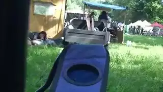 تمويه في الفناء الخلفي: سحب موعدته لمشهد إباحي سريع