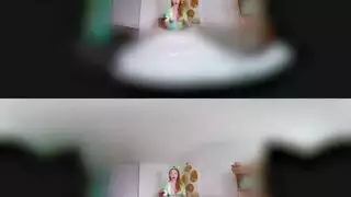 جنس في آر مجنون: فتاة مثارة تأخذ قضيبًا قاسيًا