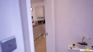 أم وقحة تمارس الجنس مع صديق ابنها بعمق و خشونة