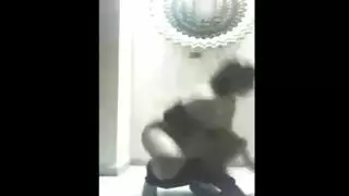 إمساك الكس بقوة: أمسكها بقوة وناكها حتى أخرج عقله