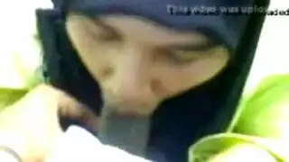 حبيبة محجبة تمص زب حتى يقذف في فمها