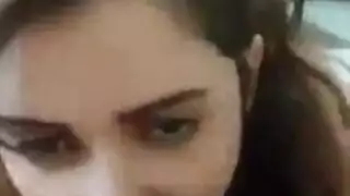 قذف عميق مغرٍ: محترفة مصرية تبتلع القضيب العربي بمهارة