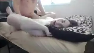 جمالية نائمة تحصل على نيكة منتصف الليل من أخيها