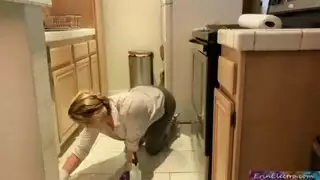 زوجة الأب تعلق في المطبخ لجنس ثنائي صعب