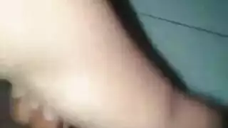 مدلكة شقراء يتم تصويرها على ركبتيها في بيكيني كاشف