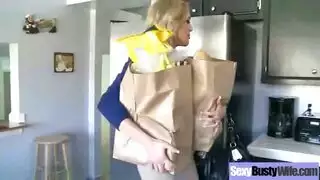 امرأة ناضجة ذات ثدي ثقيل تغوي مراهقًا ساذجًا إلى جماع إباحي قاسٍ