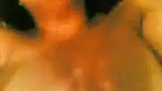 خيانة زوجية بمؤخرة كبيرة: زوجة ساخنة تتعرى وتمارس الجنس مع صديقها الأعزب