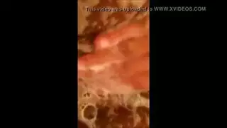 فتاة سمراء مثيرة تمارس الجنس العنيف في لعبة جنسية جامحة قبل أن تأخذ قضيبًا قاسيًا
