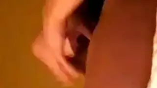 فتاة سمراء تداعب مهبلها تريد قضيبًا قويًا لتمديدها