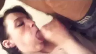 فمها يعبد قضيبي الصلب