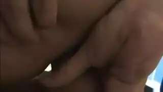 شباب يشاركون شريط جنسهم الصريح