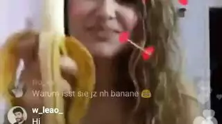 حلوة فتاة حلوة ترتدي ملابس داخلية سوداء مغرّة تثير شنايد