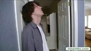 عبادة باللسان: سمراء ساخنة تخدم قضيب حبيبها المنتصب