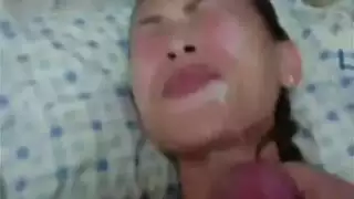 سائح عربي يتم مصّ قضيبه من قبل عاهرات القاهرة في فندق إباحي