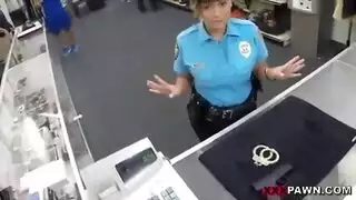 كاندي تتعرض لضرب مهبلها على تيوب إباحي