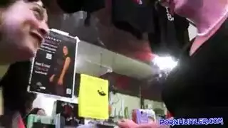 يغتصب جارته بعد ان يسرقها