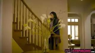 أصدقائي يمارسون الجنس العنيف مع أمي ذات الأثداء الضخمة في ثنائي