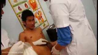 مص قضيب في المحطة لثلاثة متسابقين مثارين