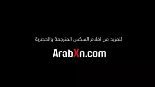 الاخت تبصبص على اخوها بالحمام