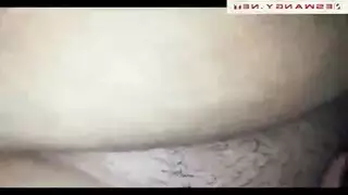 زوج يمارس الجنس بقوة مع زوجته في مهبلها الضيق حتى تُدمر بالكامل