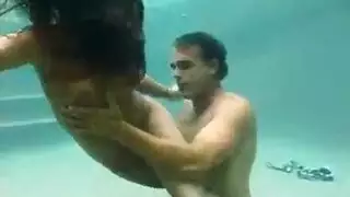 شغف بجانب المسبح: نيك تحت الماء قوي ومثير