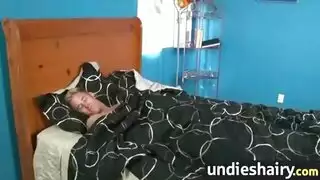 مراهقة بالكاد قانونية تحصل على فرجها الضيق مأكول ومضروب