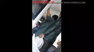 فتاة محجبة تشتهي الإصبع السري في الحافلة