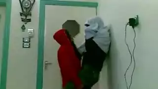 عاهرات محجبات يبعن أسعار مهبلهم في بيت دعارة إكس إكس إكس