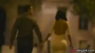 إيلاج مزدوج: زب أمريكي في طيزها وتدليك كسها الضيق