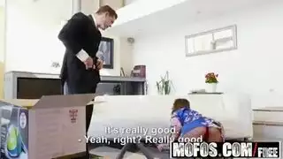 تختبر ملحق المكنسة على فتحتها الضيقة