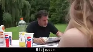 طالب مشاغب يغوي امرأة متزوجة من أجل فعل إباحي