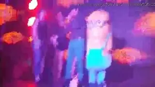 امرأة أكبر سنًا عارية وتتم اختراقها