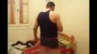 سكيسي أحضان بوس الشفايف في السرير الابيض شباب سمراء