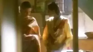 مؤخرة مهتزة يائسة لقضيب سميم ليملأها