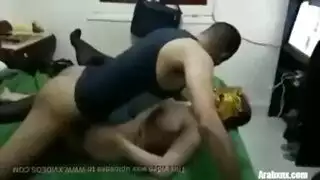 عاهرتان مصريتان تصرخان خلال ممارسة جنسية خشنة
